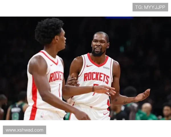 2月12日火箭队对决强敌全力争胜展现球队实力与团结精神